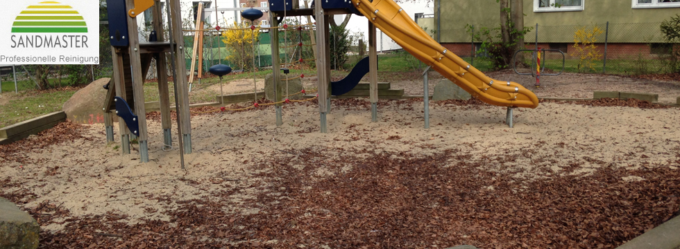 Spielsandreinigung auf Spielplätzen und in Kindergärten. Hier sieht man den Spielplatz vor der Reinigung