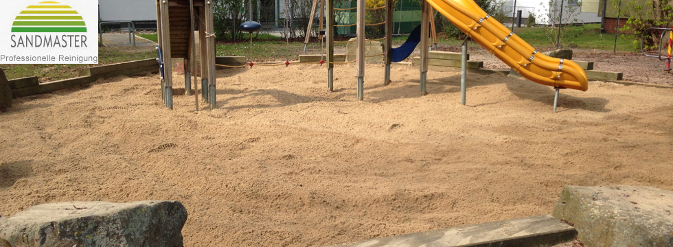 Spielsandreinigung auf Spielplätzen und in Kindergärten. Hier sieht man den Sandkasten nach der erfolgten Reinigung
